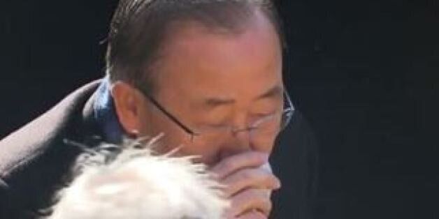 반기문이 선친 묘소에서 퇴주잔을 받아 그대로 마셨다