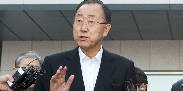 16일 반기문(왼쪽) 전 유엔 사무총장이 부산 남구 유엔평화기념관 앞에서 기자들의 질문에 답하고 있다.