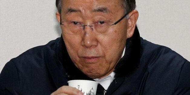 반기문 전 유엔 사무총장이 18일 오후 대구 서문시장 상가번영회 사무실을 방문해 상인들과 간담회에서 물을 마시고 있다.