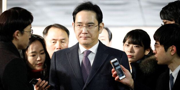 Samsung Group chief, Jay Y. Lee, is surrounded by media as he arrives at the Seoul Central District Court in Seoul, South Korea, January 18, 2017.   REUTERS/Kim Hong-Ji
