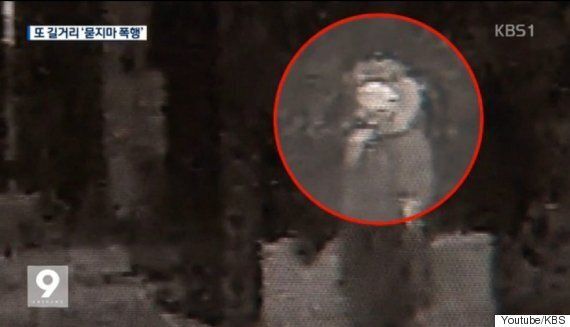 CCTV에 포착된 '지나가는 여성 돌로 내리찍은 남자'(15초)