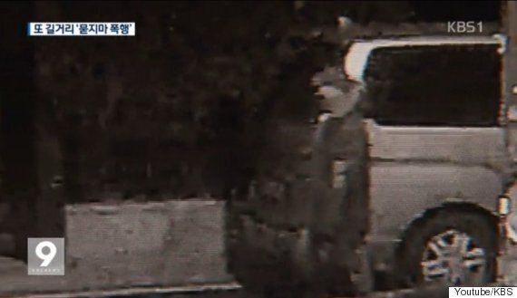 CCTV에 포착된 '지나가는 여성 돌로 내리찍은 남자'(15초)