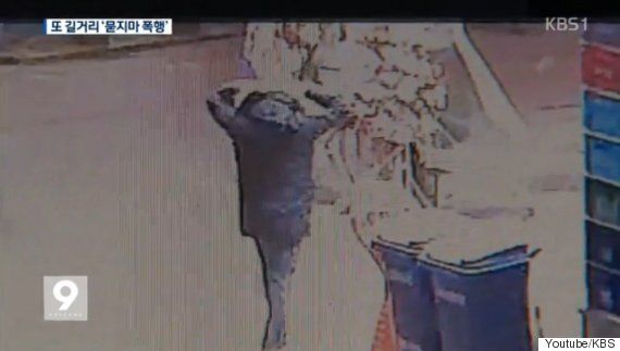 CCTV에 포착된 '지나가는 여성 돌로 내리찍은 남자'(15초)