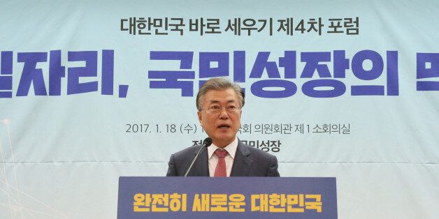 문재인은 공공부문 확대와 노동시간 단축으로 일자리 131만개를 만들 계획이다