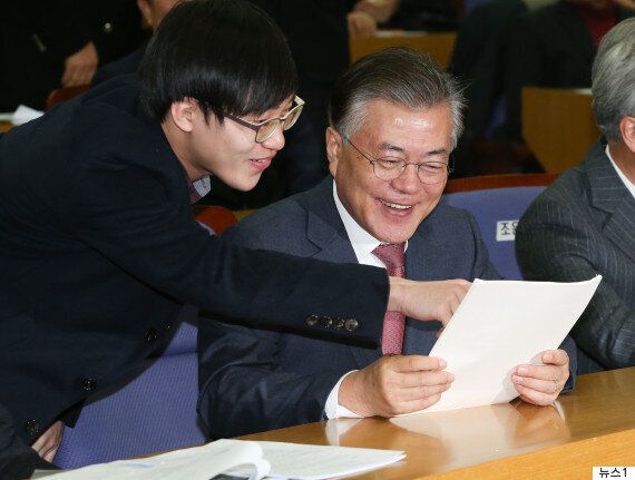 문재인은 공공부문 확대와 노동시간 단축으로 일자리 131만개를 만들 계획이다
