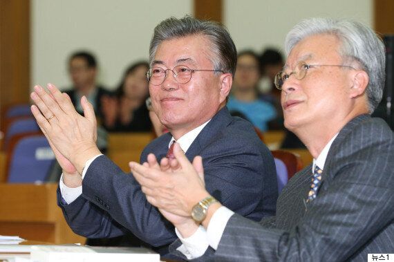 문재인은 공공부문 확대와 노동시간 단축으로 일자리 131만개를 만들 계획이다