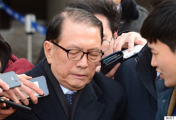 김기춘이 '금테'에서 '뿔테' 안경으로 바꾼 이유
