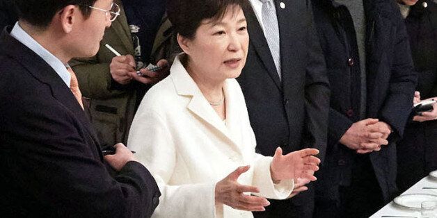 박근혜 대통령이 정유년 새해 첫날인 1일 오후 청와대 상춘재에서 출입기자단과 신년 인사회를 겸한 티타임을 갖고 참석자들의 질문에 답하고 있다.