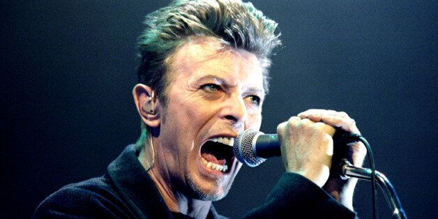 British Pop Star David Bowie screams into the microphone as he performs on stage during his concert in Vienna February 4, 1996. REUTERS/Leonhard Foeger/File Photo