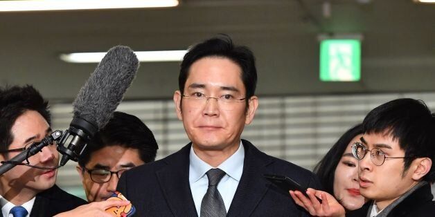 Lee Jae-yong (C), vice chairman of Samsung Electronics, arrives to be questioned as a suspect in a corruption scandal that led to the impeachment of South Korea's President Park Geun-Hye, at the office of the independent counsel in Seoul on February 13, 2017.  / AFP / POOL / JUNG Yeon-Je        (Photo credit should read JUNG YEON-JE/AFP/Getty Images)