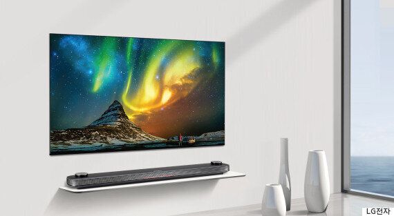 CES 최고상을 받았던 LG '시그니처 올레드TV W'가 출시됐다. 가격은 1400만원이다. (사진)