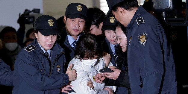 Choi Soon-sil, the jailed confidante of disgraced South Korean President Park Geun-hye, center, arrives for questioning into her suspected role in political scandal at the office of the independent counsel in Seoul, South Korea, December 24, 2016.  REUTERS/AHN YOUNG-JOON/Pool      TPX IMAGES OF THE DAY