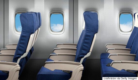 파키스탄항공이 정원을 초과해 승객 7명을 복도에 세운 채 비행한 사실이 드러났다