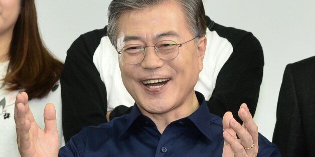 문재인 더불어민주당 전 대표가 26일 오후 서울 강남구의 한 스튜디오에서 국민경선 참여를 독려하는 캠페인 홍보영상을 촬영하고 있다.