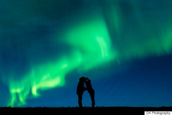 북극광 아래서의 황홀한 프러포즈 (사진)