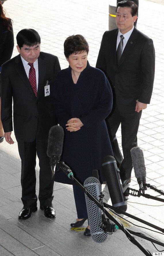 국정농단 '핵심피의자' 박근혜 전 대통령 검찰에 출석하며 송구스럽다고 말했다