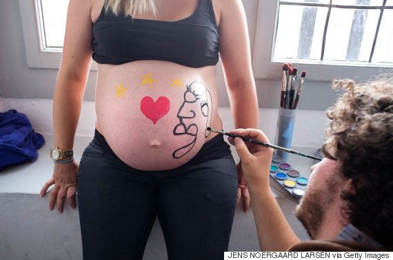 임신한 배에 '그리고 싶은 것'을 그리는 '바디페인팅'이 유행하는 이유(사진)