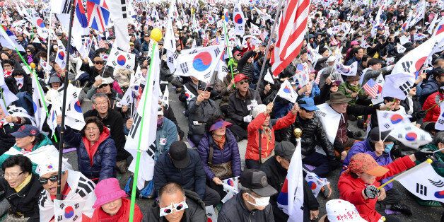 25일 오후 서울 중구 대한문 일대에서 열린 국민저항 총궐기 국민대회에서 참가자들이 박근혜 전 대통령 탄핵 무효를 주장하며 태극기를 흔들고 있다.