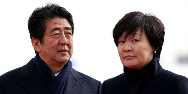 Japan's Prime Minister Shinzo Abe and his wife Akie are pictured at Tokyo's Haneda Airport, Japan January 26, 2016. Picture taken January 26, 2016.    REUTERS/Toru Hanai