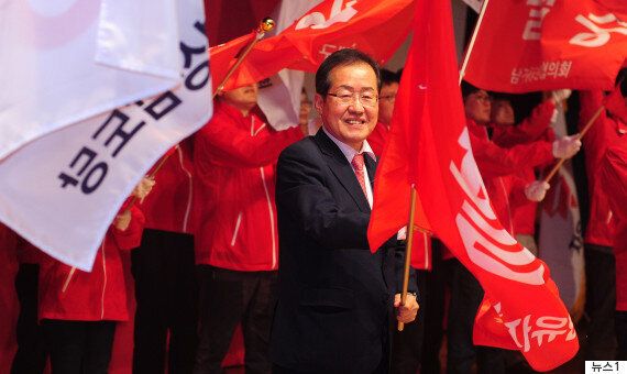 갤럽조사에서 문재인과 안철수가 오차범위 내 접전을 벌인다