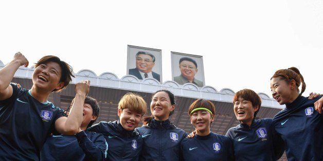 2018 AFC 여자축구아시안컵대회 예선에 참가한 여자축구대표팀 선수들이 4일 평양 김일성경기장에서 열린 공식 훈련에서 밝은 표정으로 선전을 다짐하고 있다.