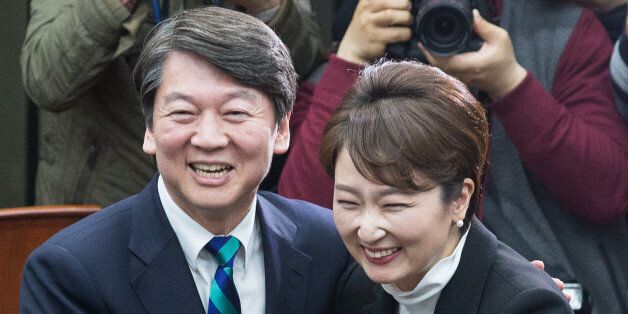 안철수 국민의당 대선후보가 6일 서울 여의도 국회에서 열린 이언주 의원 국민의당 입당식에서 이 의원을 환영하며 포옹하고 있다