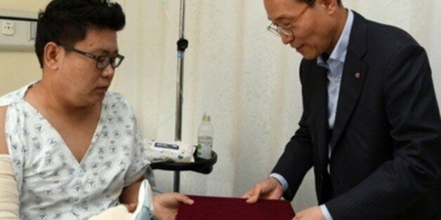 11일 엘지복지재단 남상건 부사장이 곽경배 기자에게 ‘엘지 의인상’과 상금을 전하고 있다. 엘지 제공