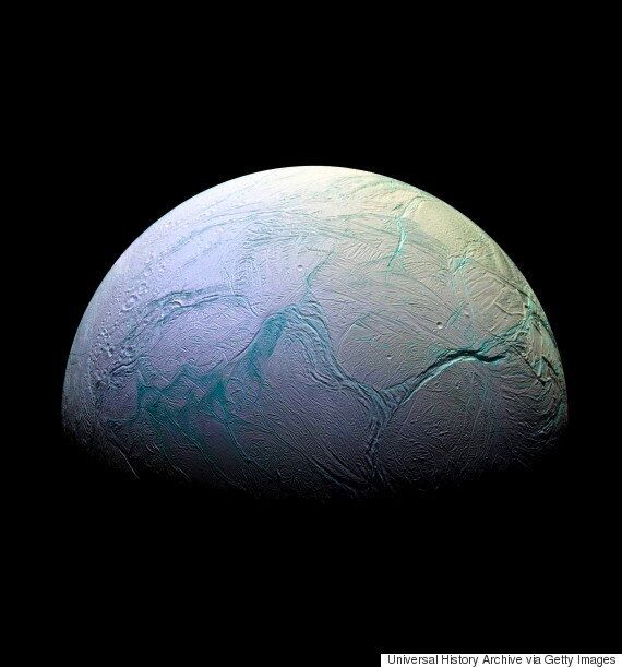 나사에 따르면 토성의 얼어붙은 달 '엔켈라두스'에 생명이 존재할지도 모른다