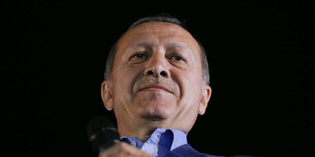 Turkish President Tayyip Erdogan greets his supporters in Istanbul, Turkey, April 16, 2017. REUTERS/Murad Sezer