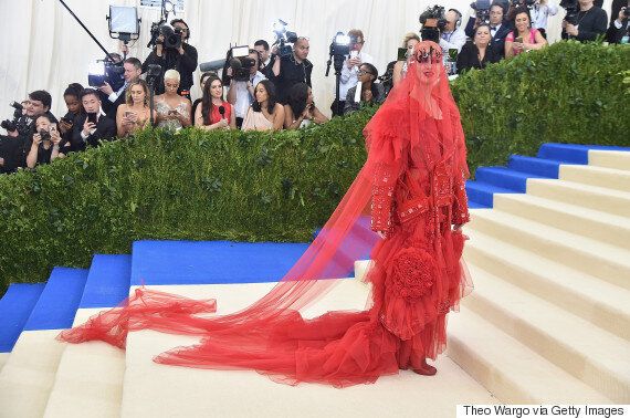 셀러브리티들이 '멧 갈라 2017'서 레이 가와쿠보에게 찬사를 보내다