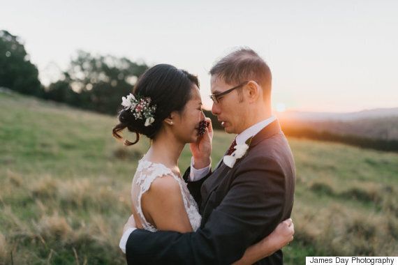 이 웨딩 사진에 18만 명이 '좋아요'를 누른 이유는 매우 단순하다