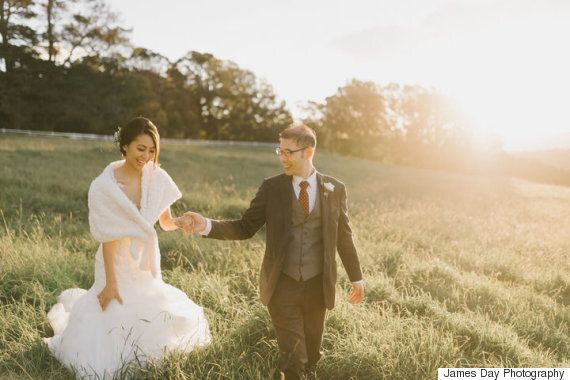 이 웨딩 사진에 18만 명이 '좋아요'를 누른 이유는 매우 단순하다