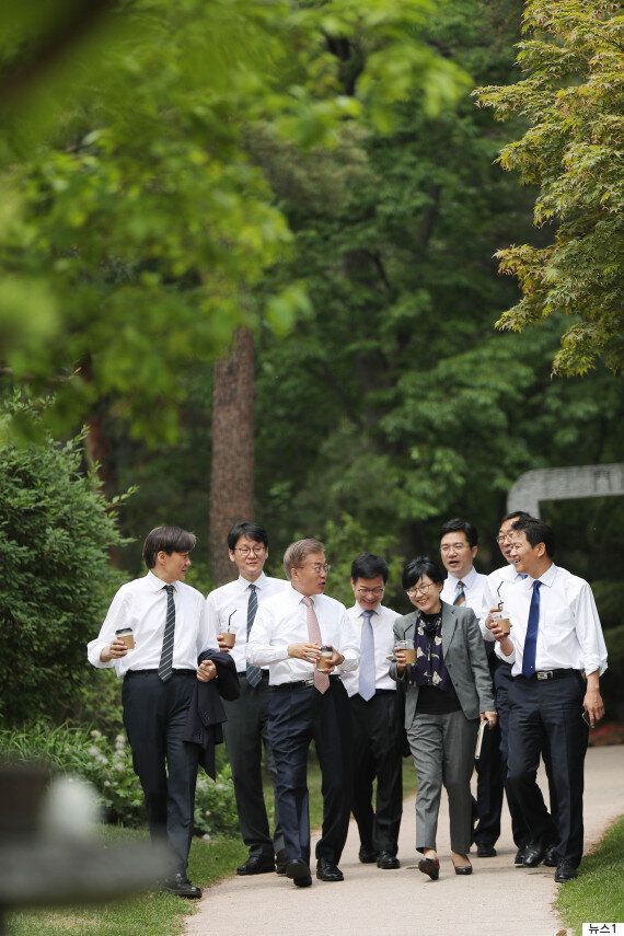 김주하가 '문재인의 커피' 댓글을 소개했다