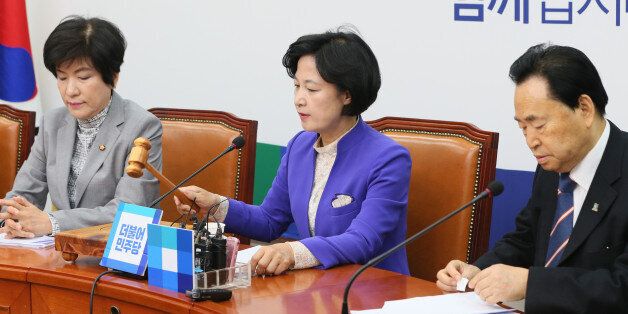 추미애 더불어민주당 대표가 15일 서울 여의도 국회에서 열린 최고위원회의서 의사봉을 두드리며 회의 시작을 알리고 있다.