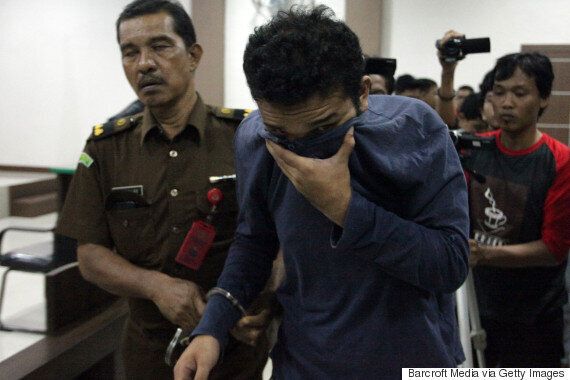 인도네시아에서 게이 남성 두 명이 섹스했다는 이유로 공개 태형 85대를 선고 받다