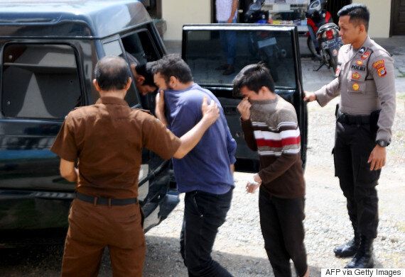 인도네시아에서 게이 남성 두 명이 섹스했다는 이유로 공개 태형 85대를 선고 받다