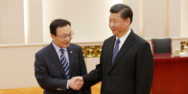 BEIJING, CHINA - MAY 19: South Korean special envoy Lee Hae-chan (L) meets China's President Xi Jinping at the Great Hall of the People, in Beijing, China May 19, 2017.  (Photo by Jason Lee-Pool/Getty Images)
