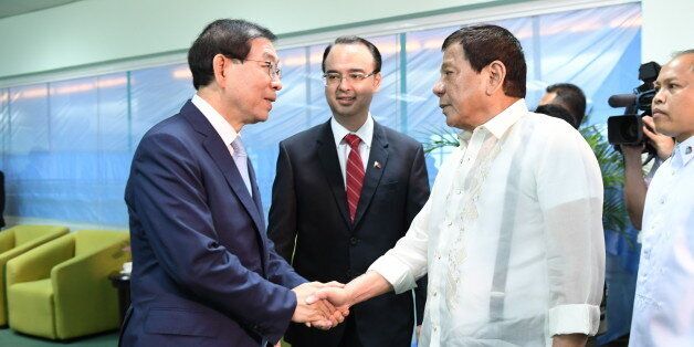 아세안(ASEAN) 특사로 필리핀을 방문 중인 박원순 서울시장이 22일 다바오시에서 로드리고 두테르테 필리핀 대통령을 예방, 악수하고 있다