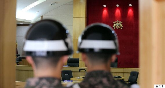 문재인 대통령은 '인권위 권고 수용'을 지시했다. 인권위는 군형법 92조6 폐지를 꾸준히 권고해왔다.