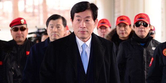 사진은 2015년 2월9일, 원세훈 전 국정원장이 서울고등법원에서 열린 '국정원 대선개입' 사건 항소심 선고공판에 참석하는 모습. ⓒ뉴스1