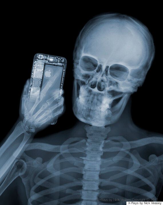 이 만원버스 사진에 찍힌 승객은 놀랍게도 '시체'였다