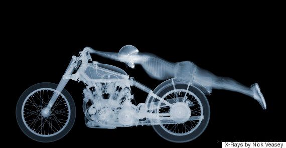 이 만원버스 사진에 찍힌 승객은 놀랍게도 '시체'였다