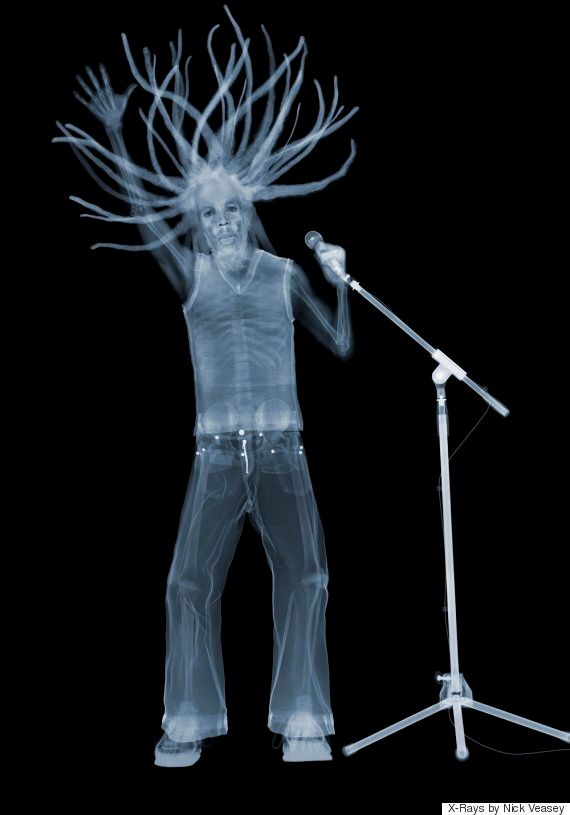 이 만원버스 사진에 찍힌 승객은 놀랍게도 '시체'였다