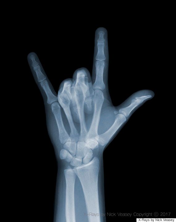 이 만원버스 사진에 찍힌 승객은 놀랍게도 '시체'였다