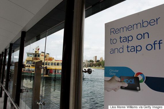 이 남자는 교통카드 칩을 피부에 심었다 (영상)