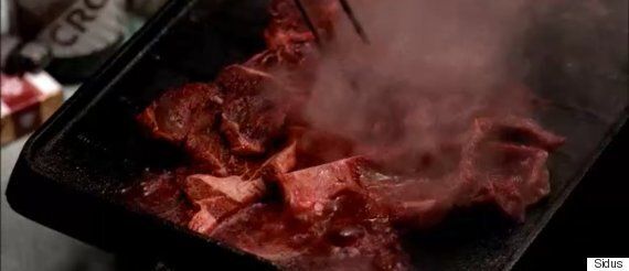 '옥자' 이전에도 봉준호의 영화에서 '육식'은 긍정적인 식생활이 아니었다