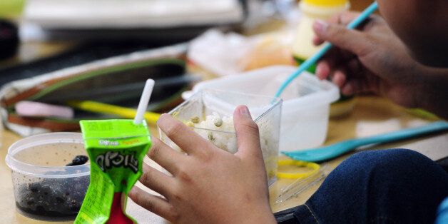 *6월 29일 급식 대신 도시락과 학교에서 나눠준 음료를 먹고 있는 학생.