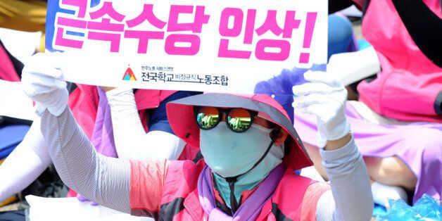급식조리사 등 전국 학교 비정규직 노동자 1만4256명이 이틀 동안 파업하는 이유