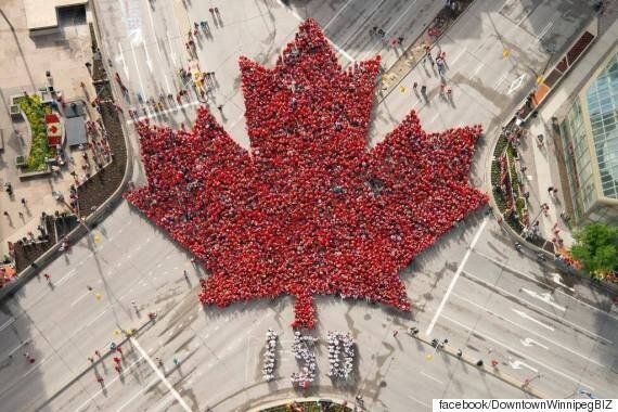캐나다 건국 150주년을 기념하는 거대한 인간 단풍잎(타임랩스)