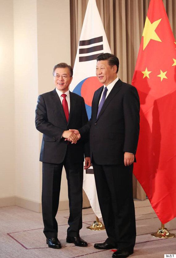 시진핑 주석은 '사드' 표현 없이 문재인 대통령에 한중 관계 장애를 제거해야 한다고 몰아부쳤다